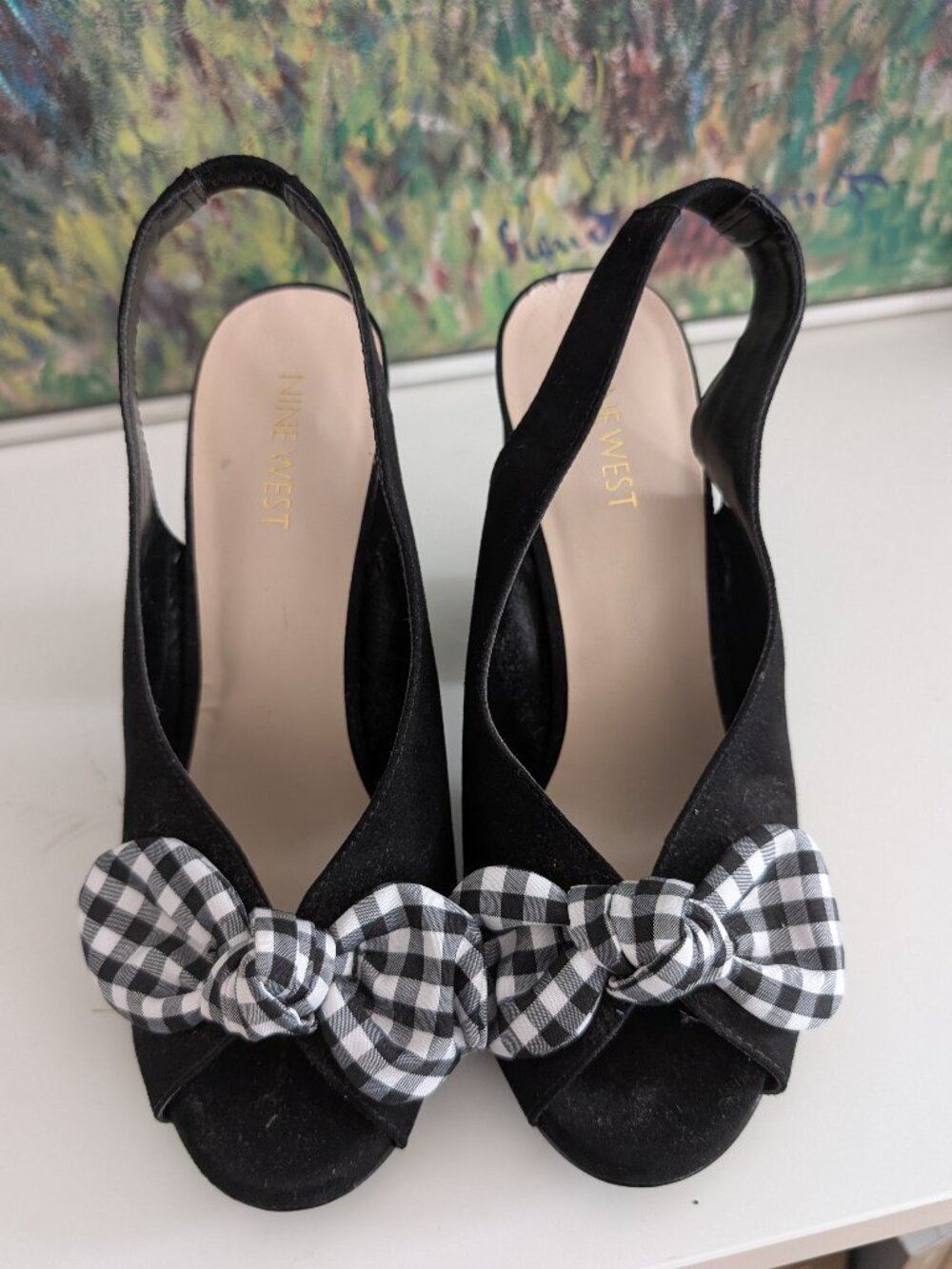 Black velours block heel shoes. Bow in front,feminine look. Nine West, Size 7.